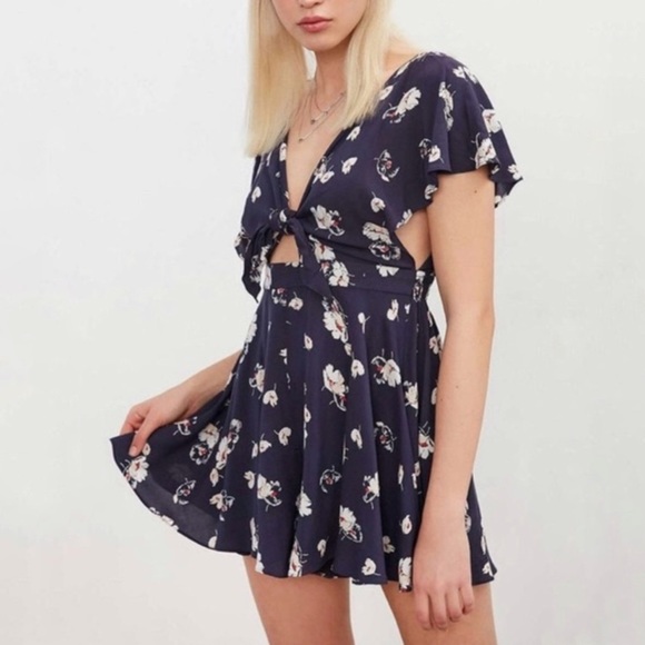 Urban Outfitters Floral Romper - Picture 4 of 11